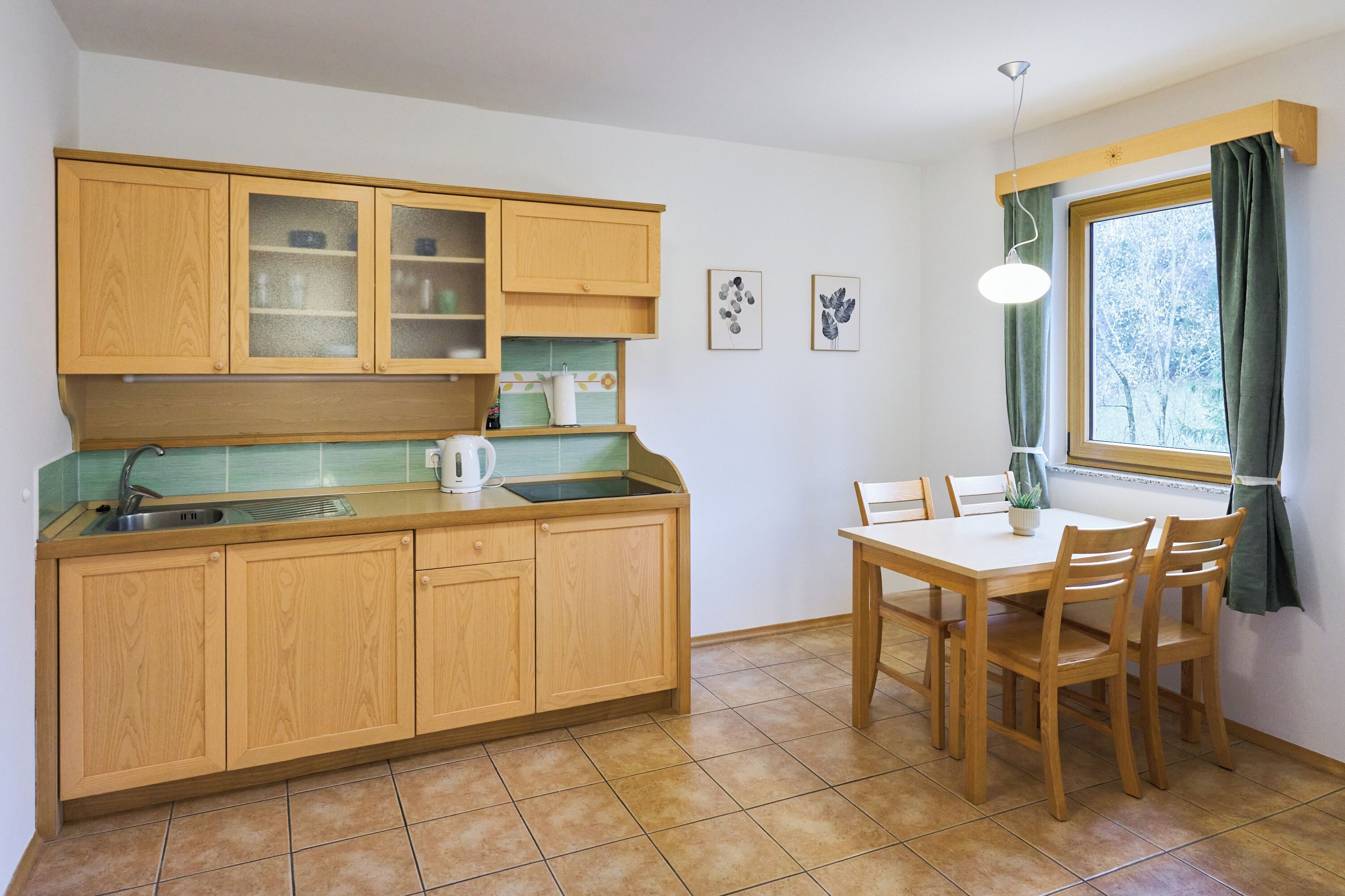 Jääkaappi, liesi, vedenkeitin, keittoastiat/astiat/ruokailuvälineet