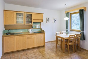 Kühlschrank, Herdplatte, Wasserkocher, Kochgeschirr/Geschirr/Besteck