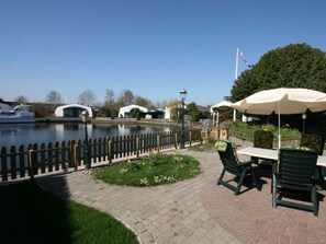 Outdoor dining - Aquaronde 129 Comfortable Holiday Residence (Lemmer)