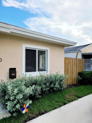 Property grounds - Perfect Apartment inside the house - Comfortable - Homely in vibrant Miami (Miami)