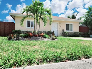 Exterior - Perfect Apartment inside the house - Comfortable - Homely in vibrant Miami (Miami)