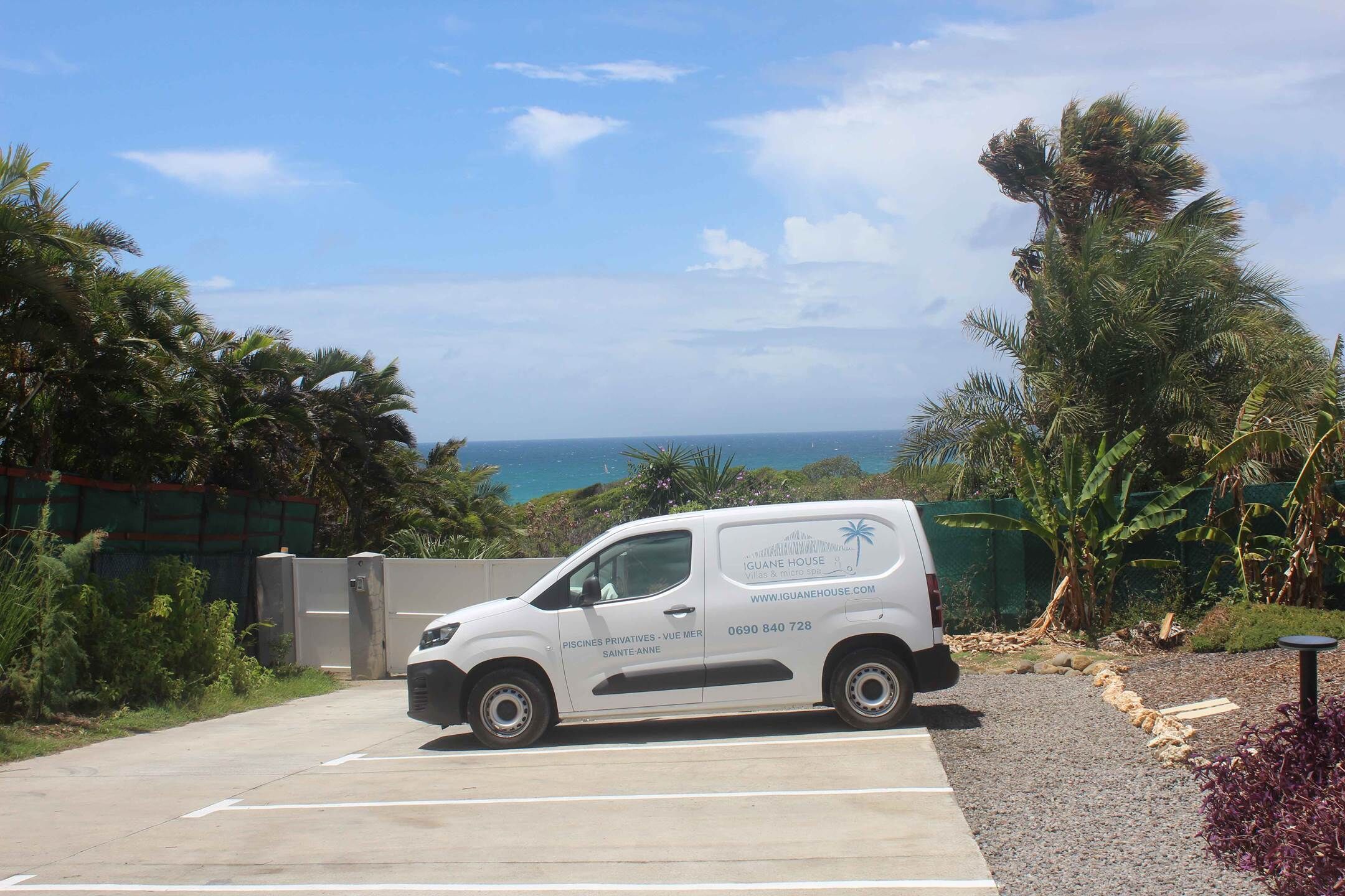 Iguane House villas & Micro Spa Villa Corail parking et vue mer