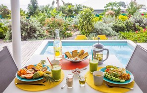 Outdoor dining - Villa Corail 2 people, sea view, in the heart of the Riviera of the Guadeloupe Islands (Sainte-Anne)