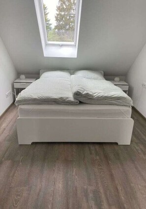 2 habitaciones, muebles diferentes y tabla de planchar con plancha