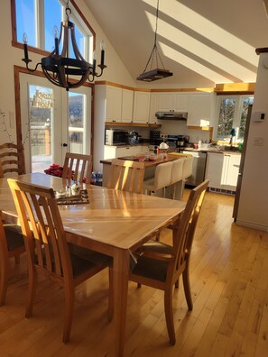 Dining - chalet à louer à Sainte-Marguerite-du-Lac-Masson (cottage for rent) (Sainte-Marguerite-du-Lac-Masson)