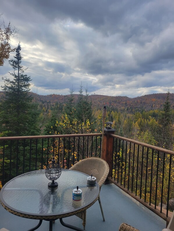 Outdoor dining - chalet à louer à Sainte-Marguerite-du-Lac-Masson (cottage for rent) (Sainte-Marguerite-du-Lac-Masson)