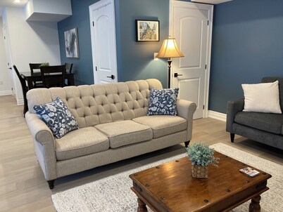 Modern, Self Contained Suite with Private Entrance, free parking and WIFI