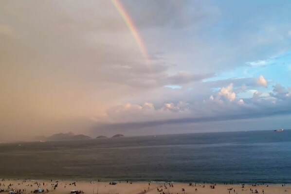 Beach - Copacabana Beach on Av Atlântica (post 4) and tenth floor, Real view (Copacabana Rio de Janeiro)