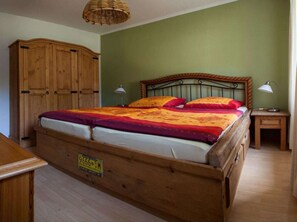 2 Schlafzimmer, individuell eingerichtet, Bügeleisen/Bügelbrett