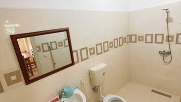 Familienapartment, Terrasse, Gartenblick | Badezimmer | Handtücher, Seife, Shampoo, Toilettenpapier