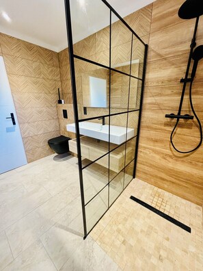 Shower, hair dryer, towels, soap - New villa with swimming pool in Rosieres Ardèche 10 pers max (Rosières)