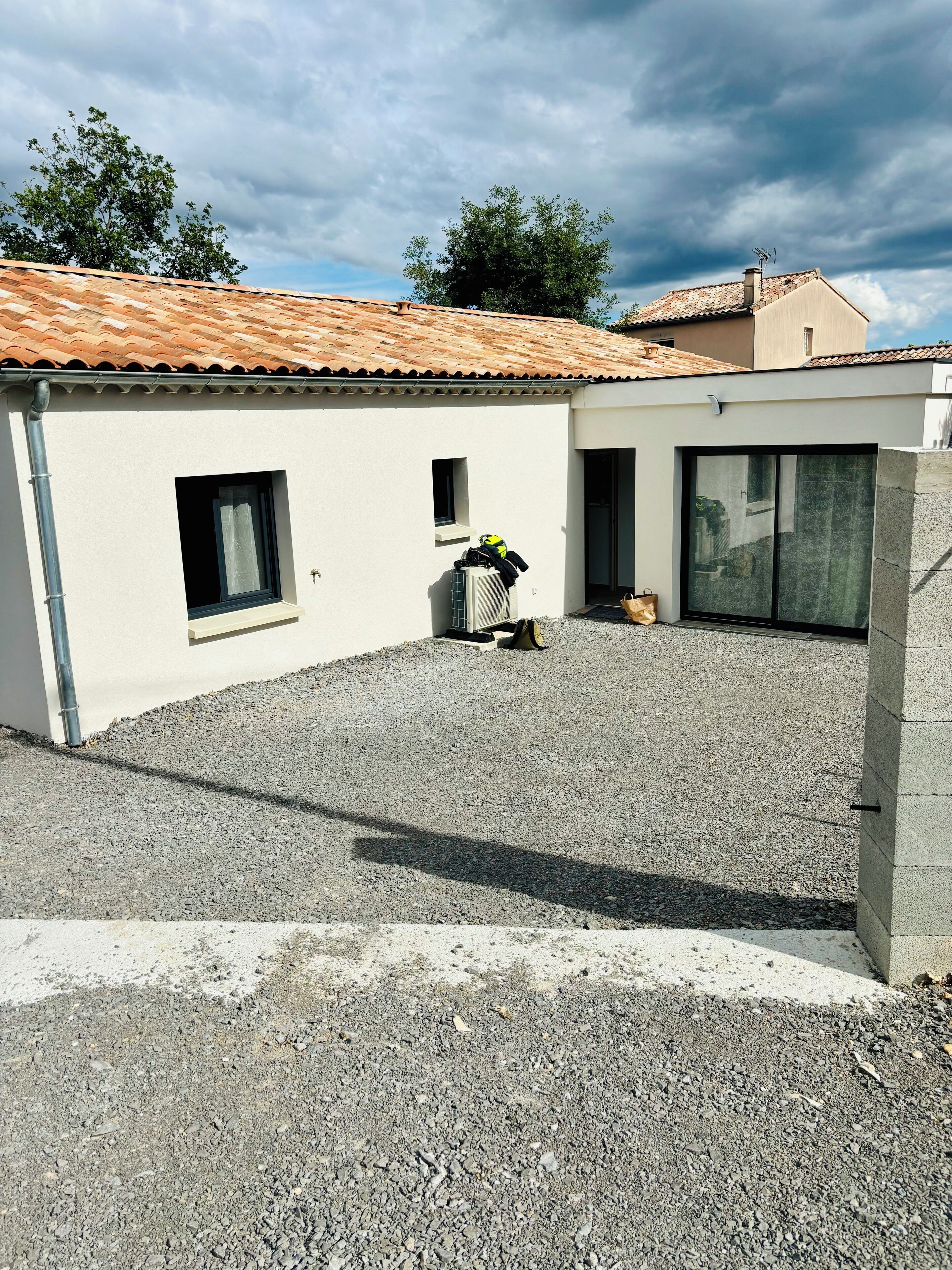 Un edificio con techo de tejas, una ventana pequeña y una puerta.