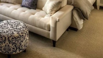 8 bedrooms, iron/ironing board, bed sheets