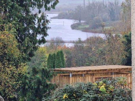 Property grounds. 3 Bedrooms - Sleep 7 - Garden - Private Parking