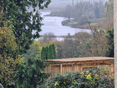 3 Bedrooms - Sleep 7 - Garden - Private Parking