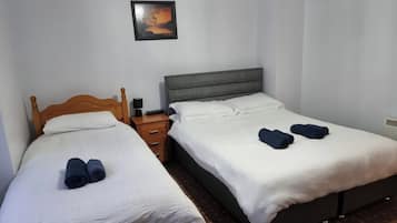 3 slaapkamers, een strijkplank/strijkijzer, gratis wifi, beddengoed