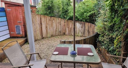 3 Bedrooms - Sleep 7 - Garden - Private Parking