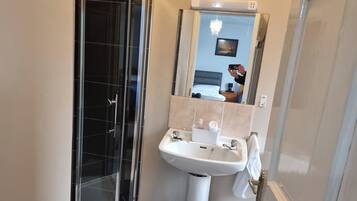 Huis | Badkamer | Een bad/douchecombinatie, een diep bad, gratis toiletartikelen
