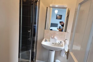 Bañera con ducha, bañera profunda, artículos de tocador gratuitos