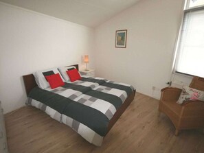 2 Schlafzimmer, Bügeleisen/Bügelbrett, individuell eingerichtet