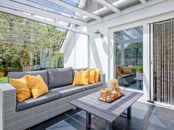 Mobile Home | Living area - Uit Zicht Comfortable Holiday Residence (Den Burg)