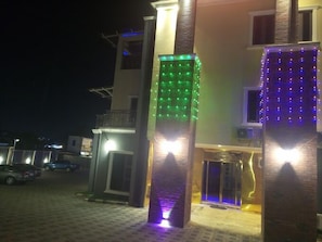 住宿正面 (夜晚)