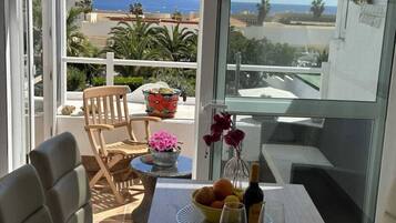 Mobile Home | Dining