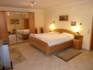 2 Schlafzimmer, Bügeleisen/Bügelbrett