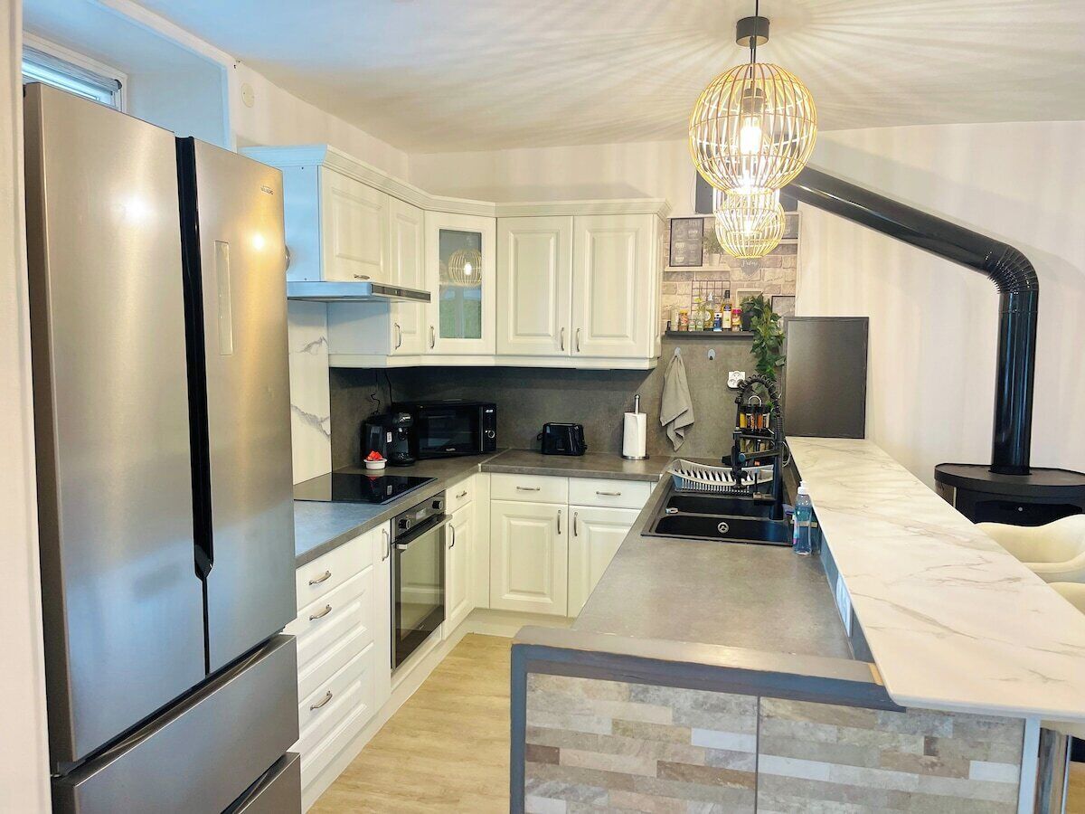 Jääkaappi, mikroaaltouuni, astianpesukone, leivänpaahdin