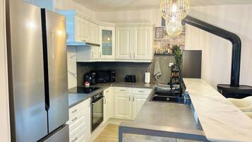 Kühlschrank, Mikrowelle, Geschirrspüler, Toaster