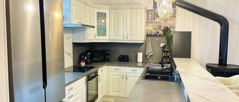 Refrigerador, microondas, lavavajillas y tostadora