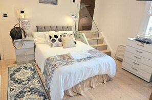 1 bedroom, iron/ironing board, free WiFi, bed sheets - Charming Studio For 3 In Prime Central London (Zone 1)
 (London)