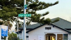 A motel with a sign indicating 'Great South Rd' and 'Harrison Motel'. - harrison motel (Auckland)