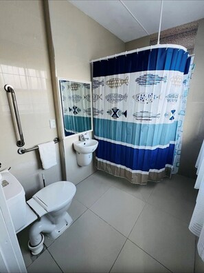 Chuveiro, toalhas de banho, sabonete, shampoo