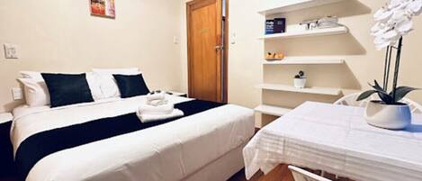 مكتب وتجهيزات عازلة للصوت ومكواة/لوح كي وواي فاي مجانًا