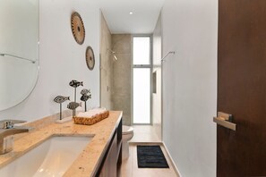 Unclassified image, 4 of 62, button