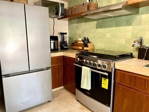 Réfrigérateur, four à micro-ondes, un four, surface de cuisson