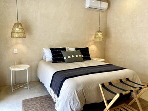 3 chambres, bureau, fer et planche à repasser, lit de bébé portatif