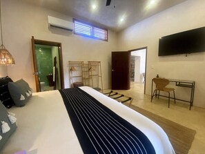 3 habitaciones, escritorio y tabla de planchar con plancha 
