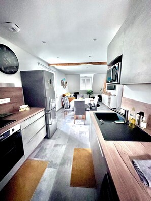 Refrigerador, microondas, horno, placa de cocina