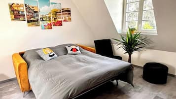 2 chambres, bureau, fer et planche Ă  repasser, lit parapluie