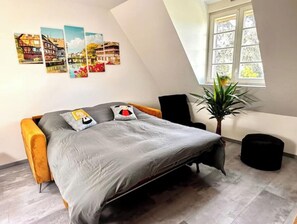 3 bedrooms, desk, iron/ironing board, travel cot