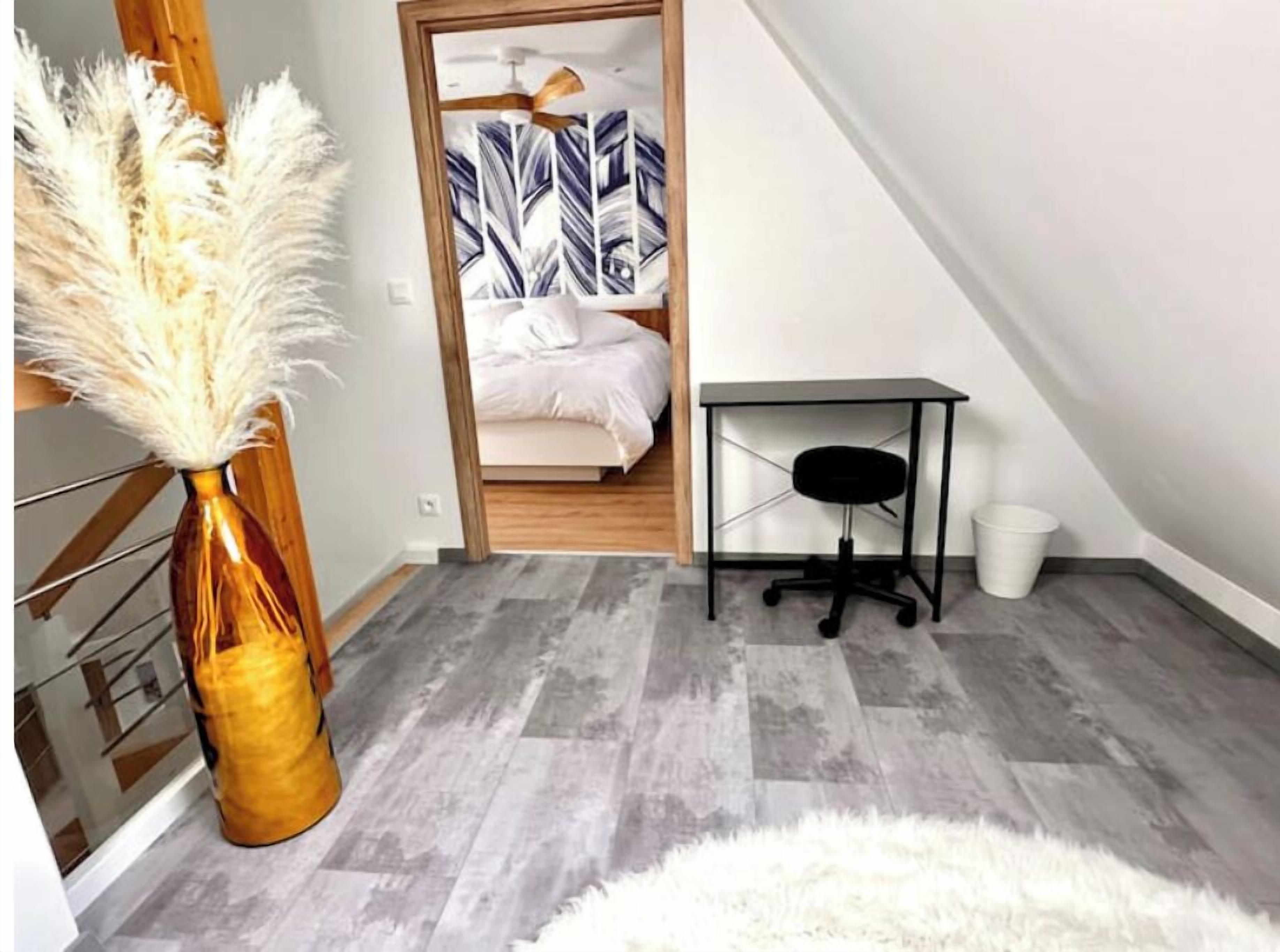 2 habitaciones, escritorio y tabla de planchar con plancha 