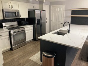 Geladeira, micro-ondas, fogão, cooktop