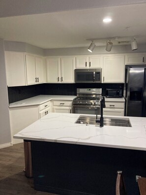 Réfrigérateur, micro-ondes, four, plaque de cuisson