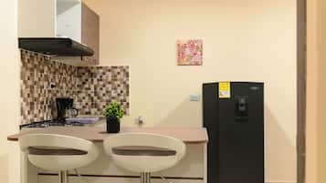 Refrigerador, cafetera y tetera, tostadora y licuadora