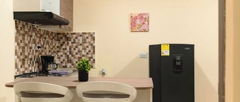 Refrigerador, cafetera/tetera, tostadora, licuadora