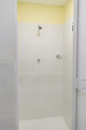 Shower, hair dryer, towels, soap - Santa Marta historical center hostel (Santa Marta)