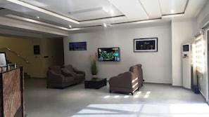 Lobby sitting area - Kuciano Hotels LTD (Kaduna)