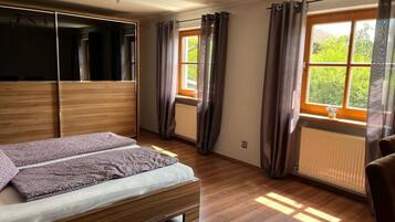 2 Schlafzimmer, individuell eingerichtet